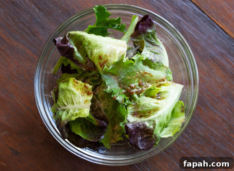 Salad seasoned with salt, white pepper a few spoonful of the soy sauce with ginger.