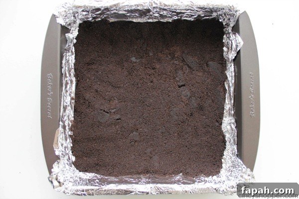 Chocolate Lush Bars - Perfect No Bake dessert. Oreo cookie crust tastes amazing with the cream cheese and chocolate pudding layer.